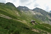 71 Bivacco Pedrinelli (2253 m) con vista da sx Zerna, Masoni, Pes Gerna